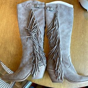 Womens Carlos Fringe boots. Size 7.5